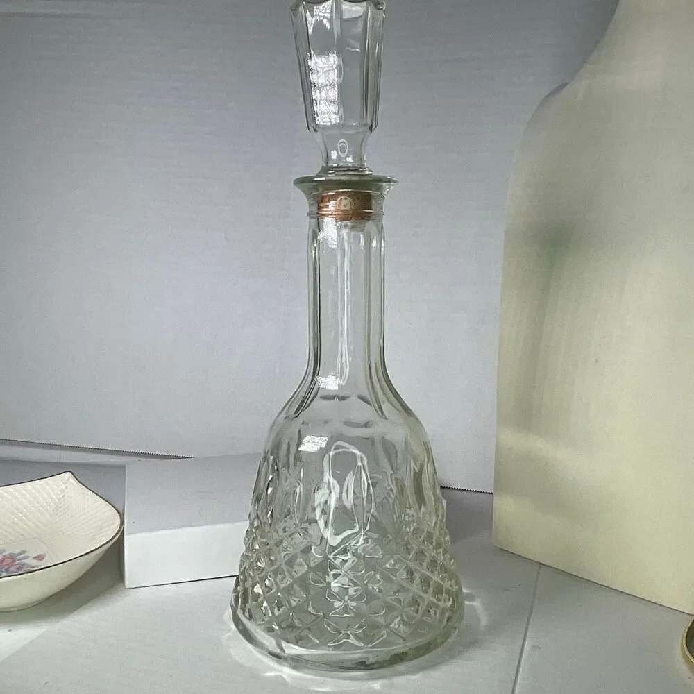 Vintage 1981 Mogen David decanter corked 12:75” bottle